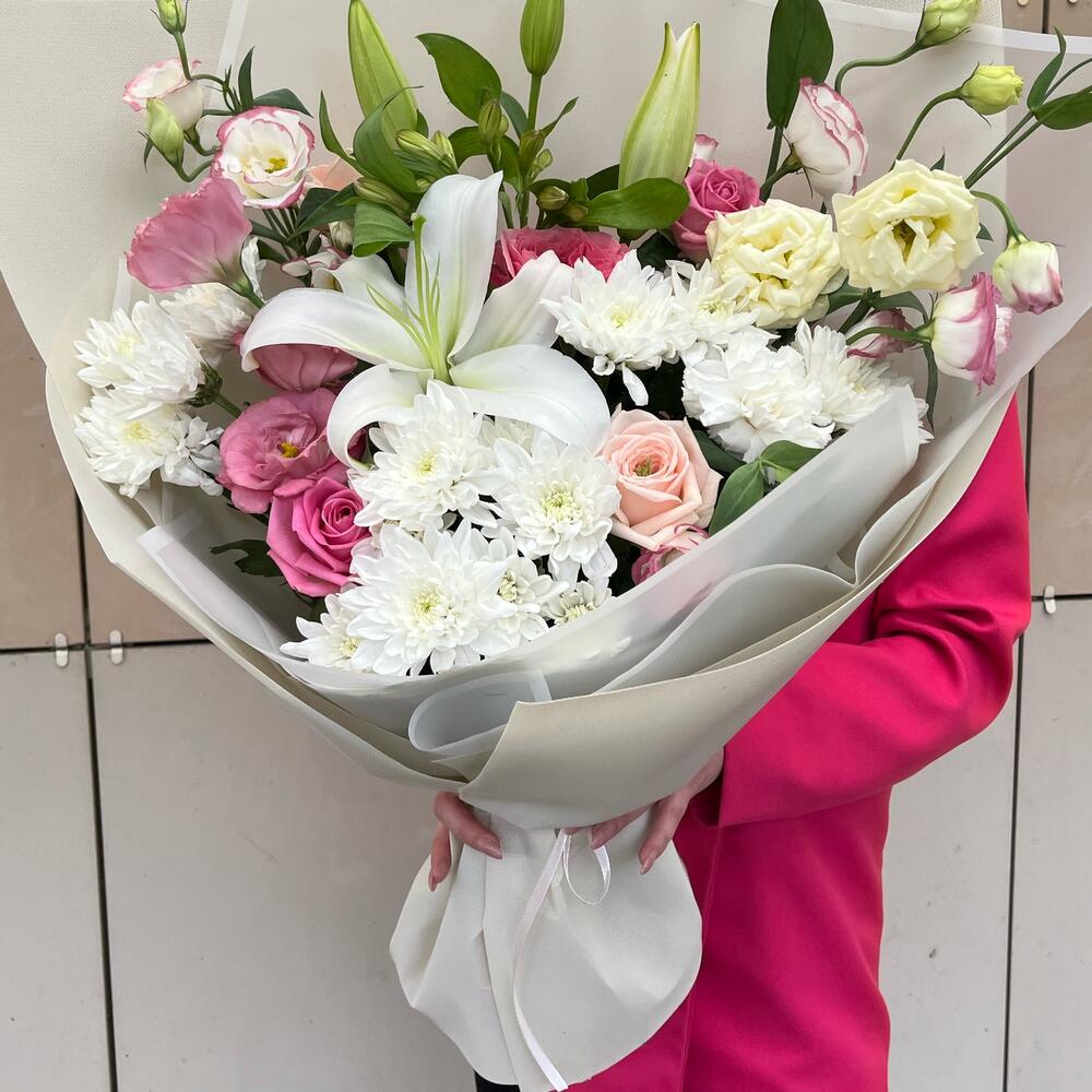 Букет из лилии и эустомы