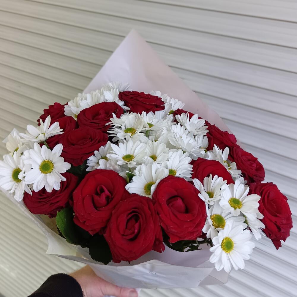 Букет красных роз с ромашками
