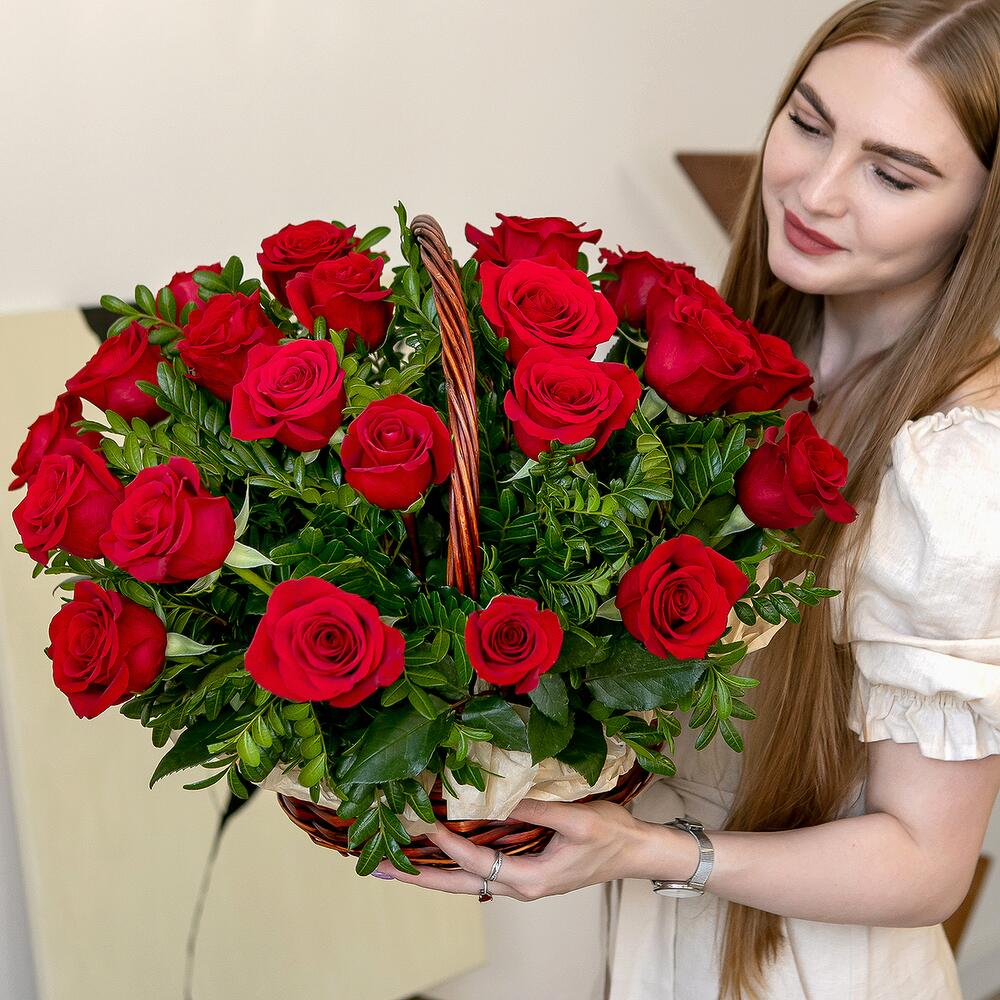 Композиция из 25 роз в корзине "Лира"