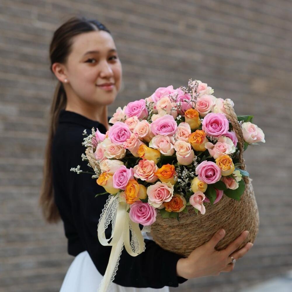 Cvetasto Композиция в корзине из роз 51 шт