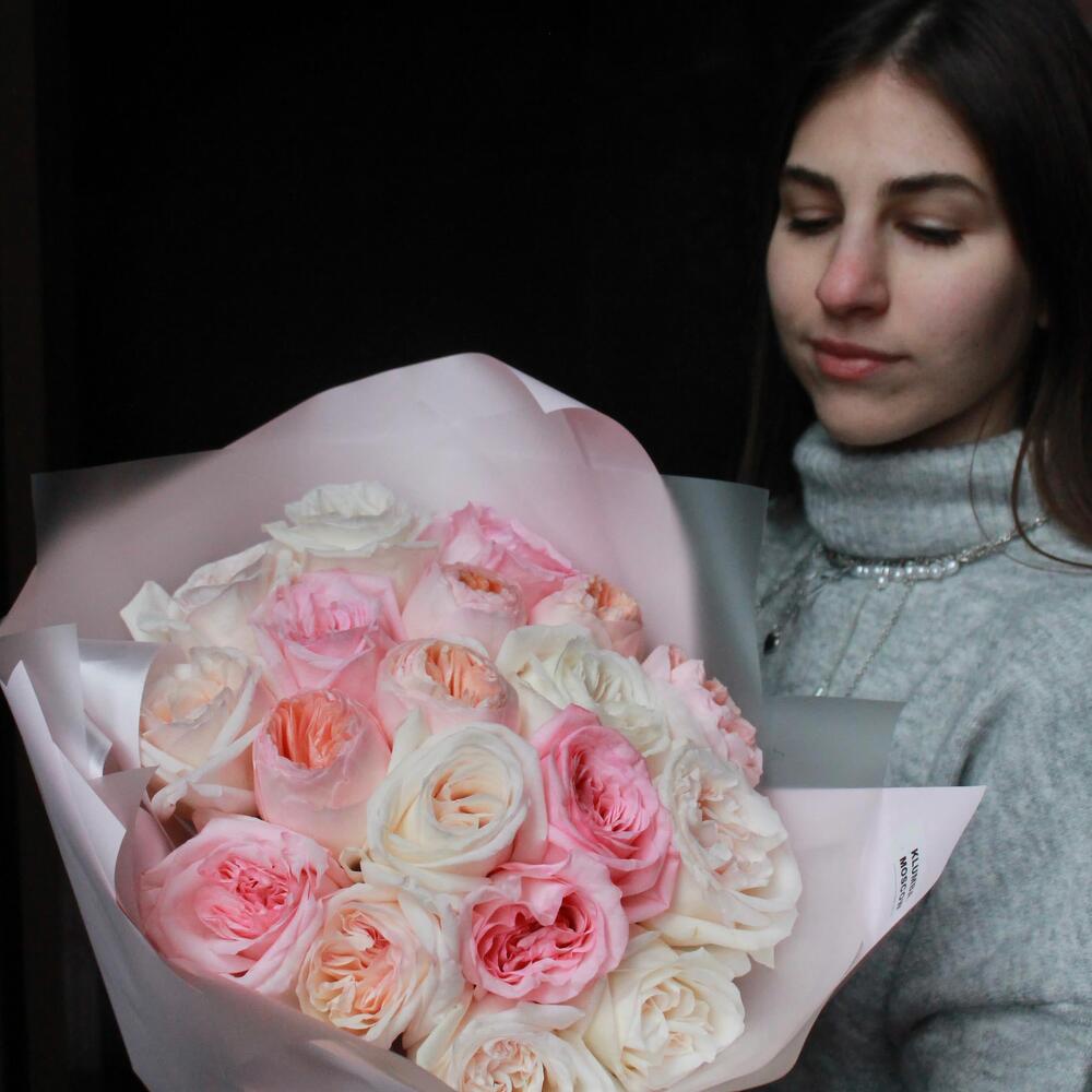 19 пионовидных роз