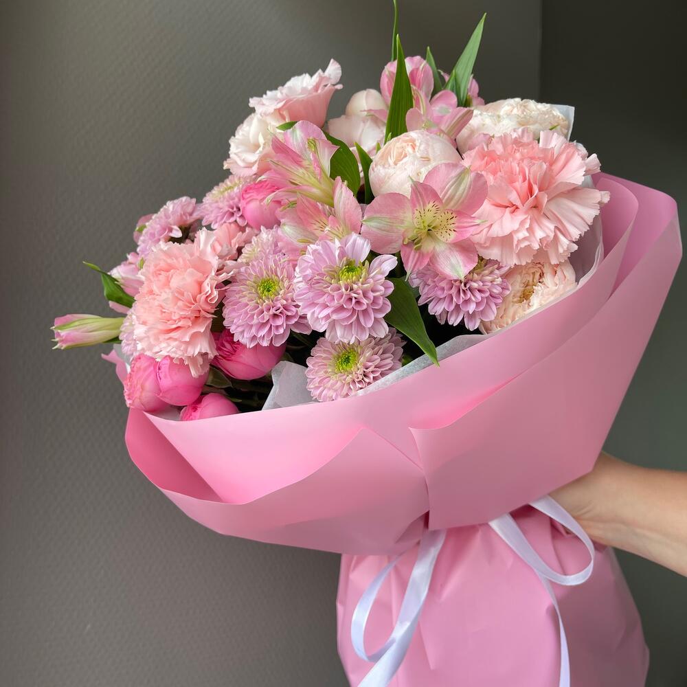 Bouquet pink with peony-shaped roses