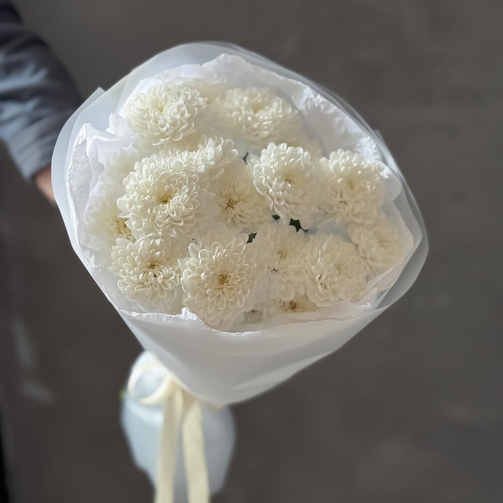 Нежный букет из белых кустовых хризантем