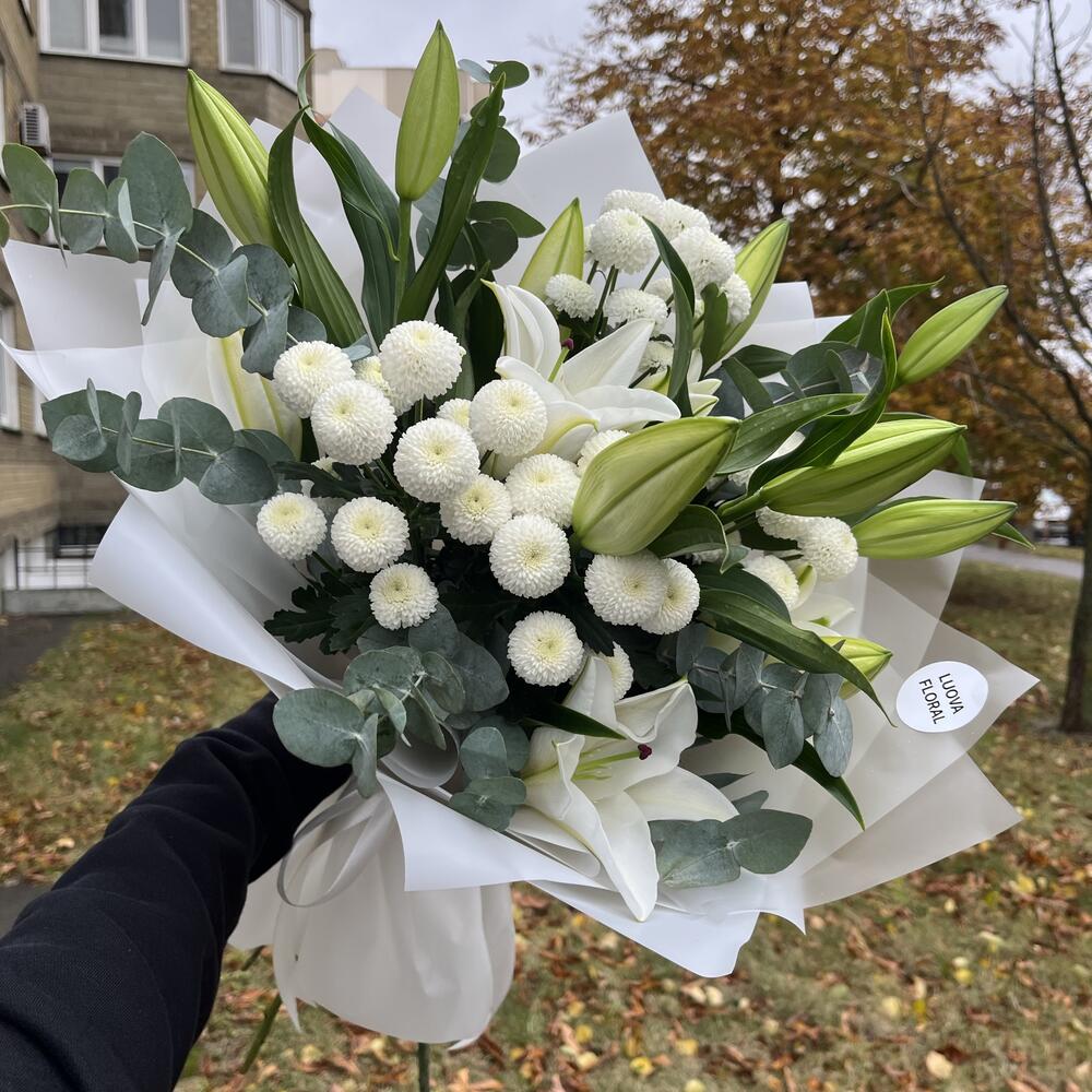 Букет с белой лилией и хризантемой