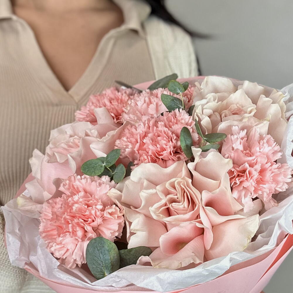 💗 Нежный поцелуй — букет из розовых роз и гвоздик