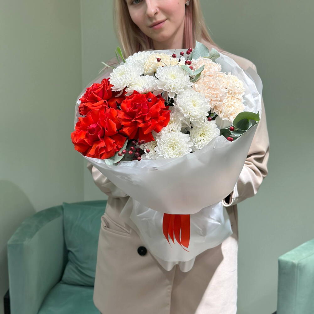 Авторский букет с французской розой,хризантемой,диантусом