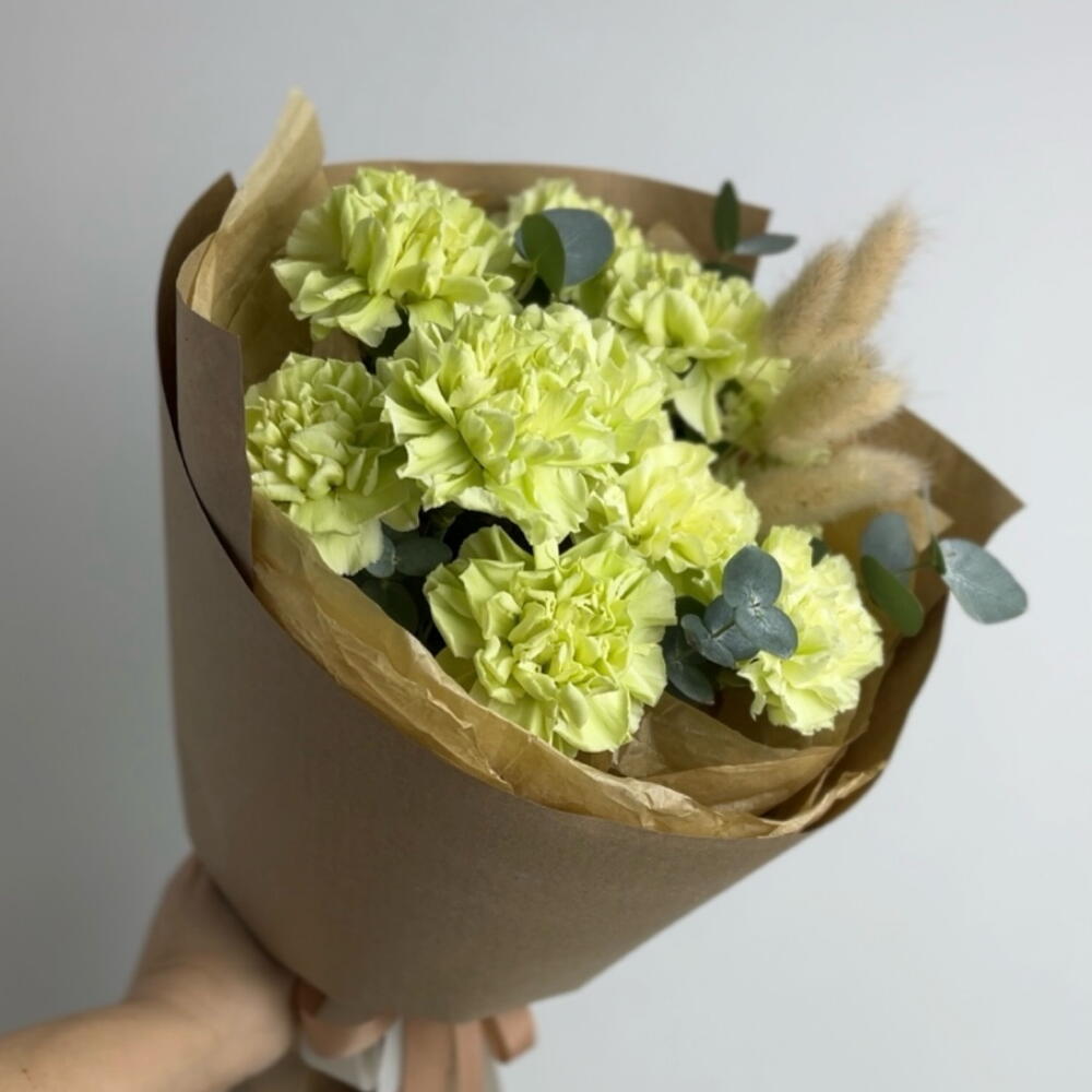 Диантусы цвета зеленого яблока с лагурусом и эвкалиптом в крафте 💚 бмнд
