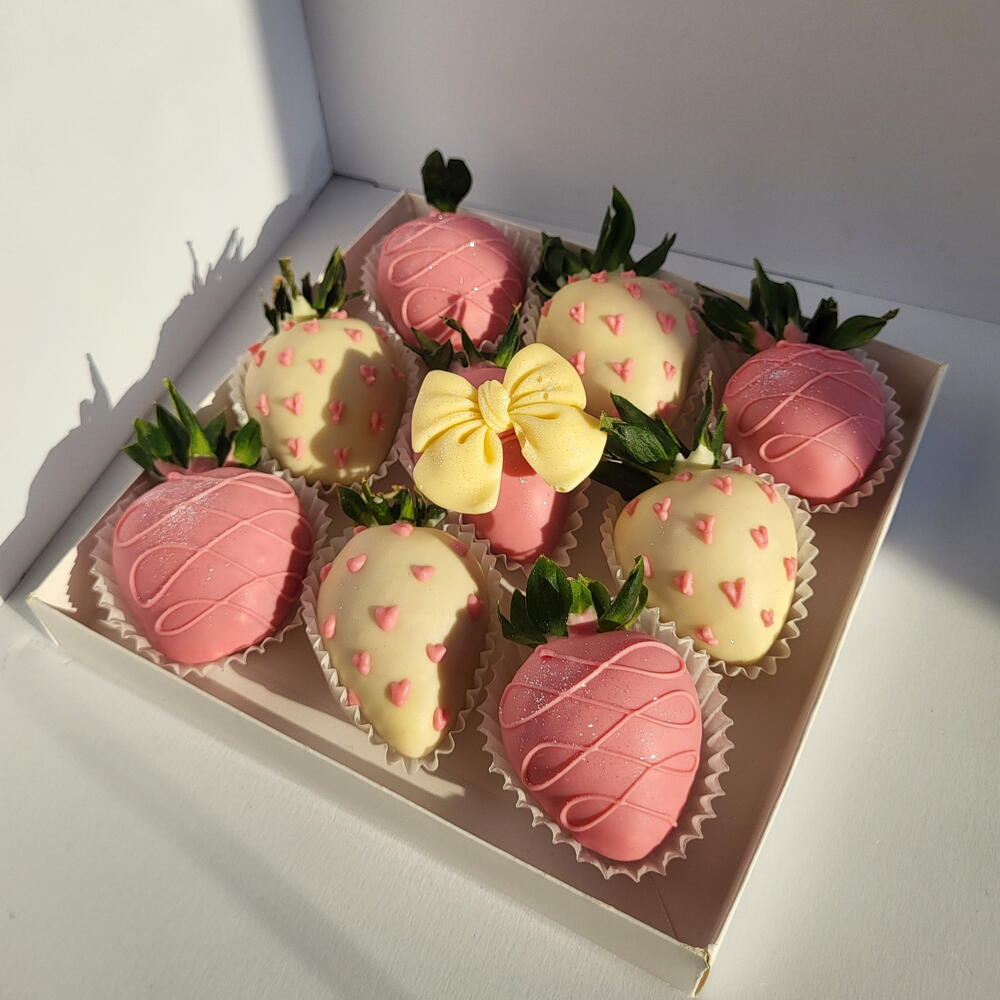 Клубника в шоколаде "Для самой романтичной"+подарок от Vivienne Sabo  - румяна MACARON