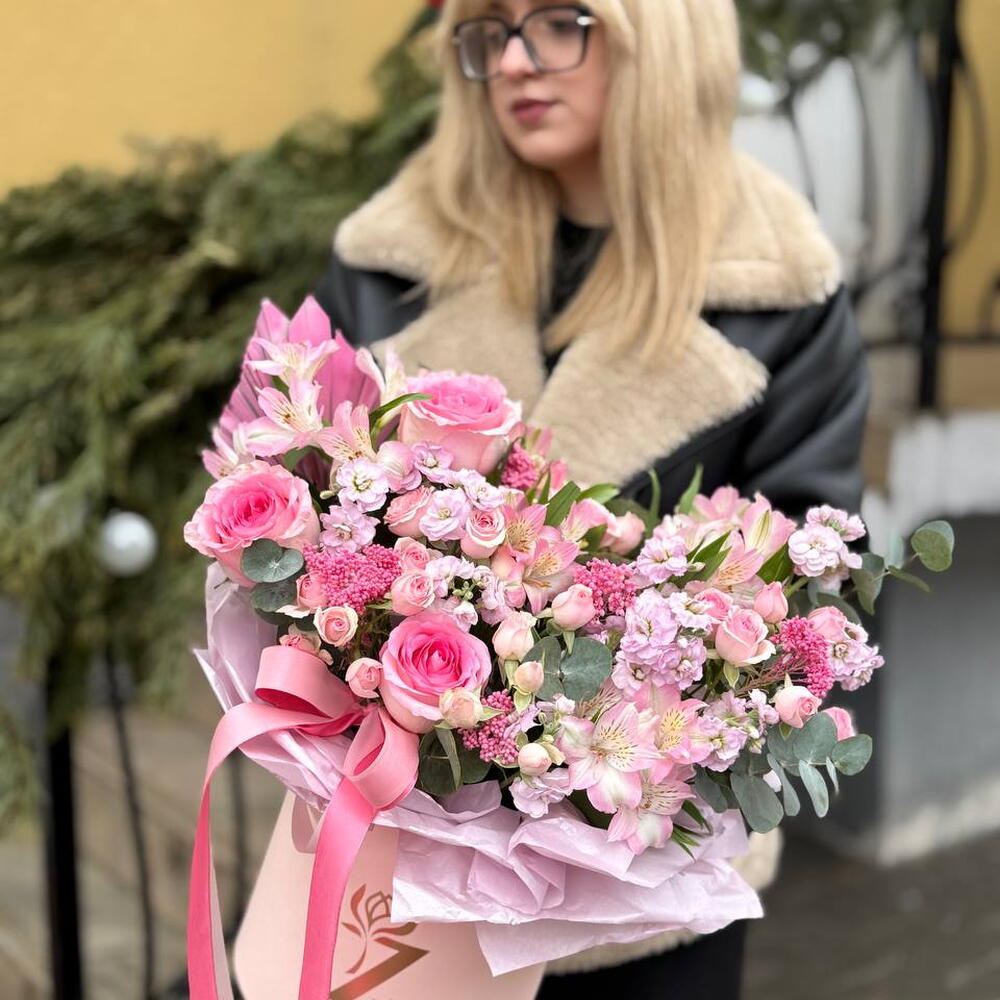 Композиция Розовая услада (роза одноголовая, роза кустовая, альстромерия, маттиола