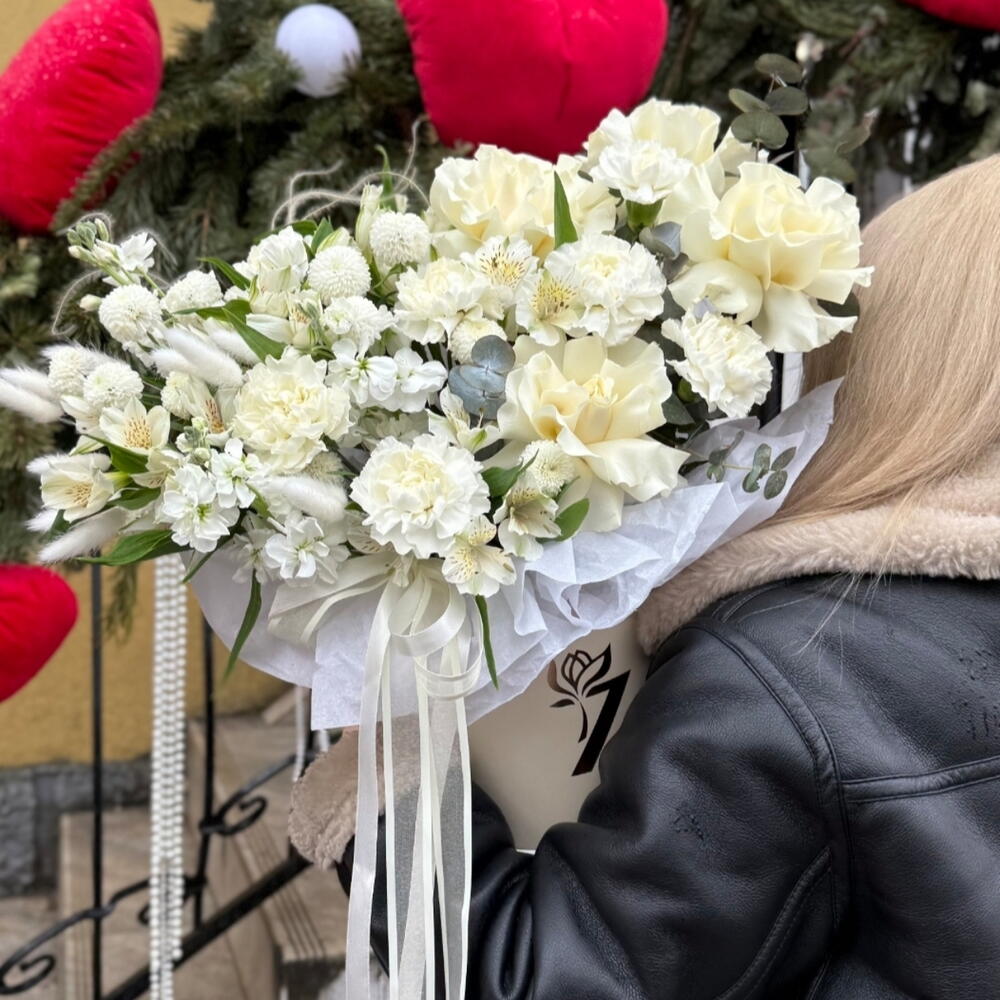Композиция Белая роскошь(французская роза, альстромерия, диантус, ньютон, маттиола)