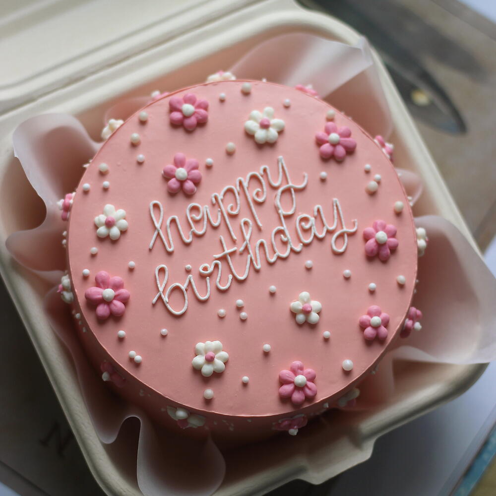 Дофаминовый бенто-торт для именинницы Happy birthday с цветочками