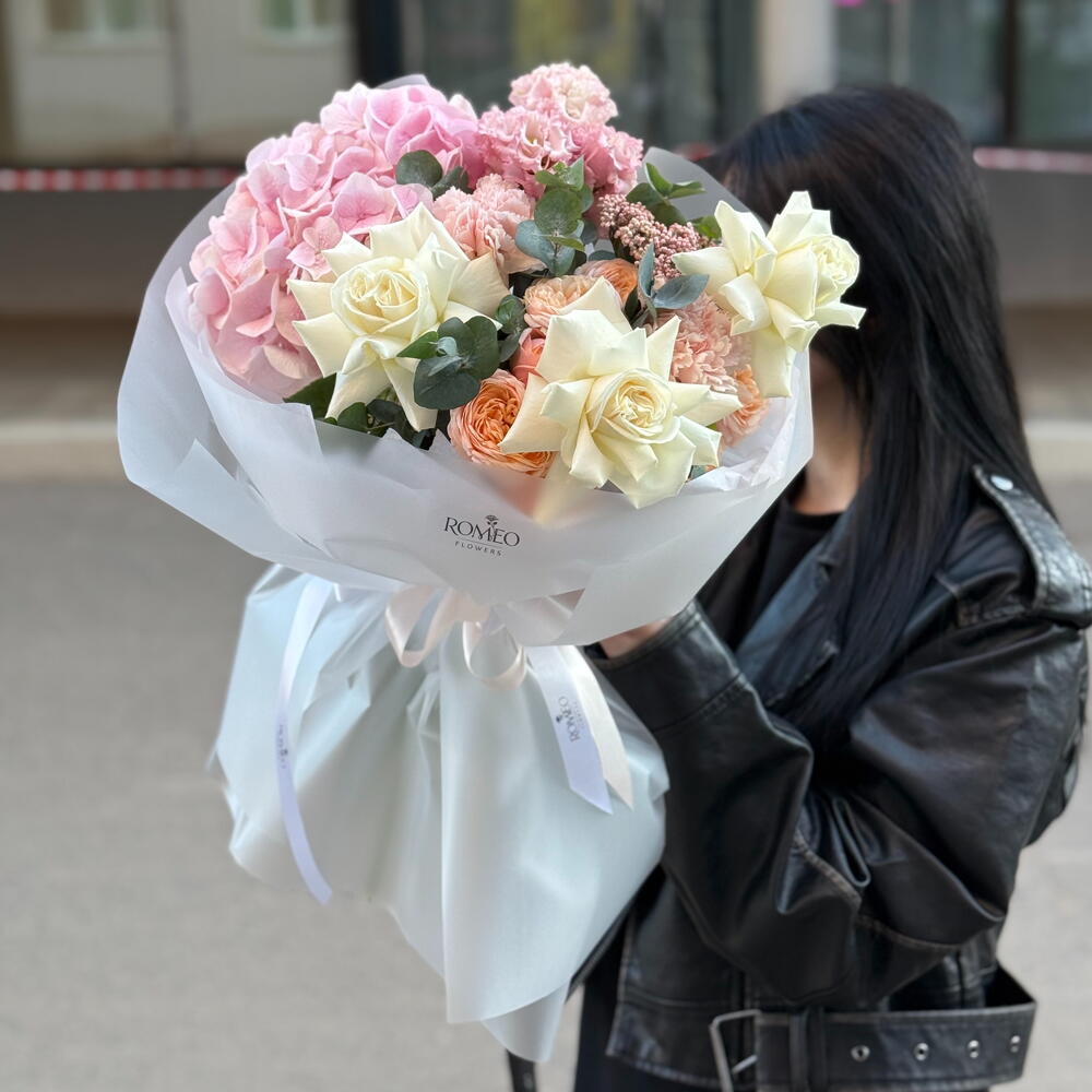 Букет с гортензией, розами и эустомой