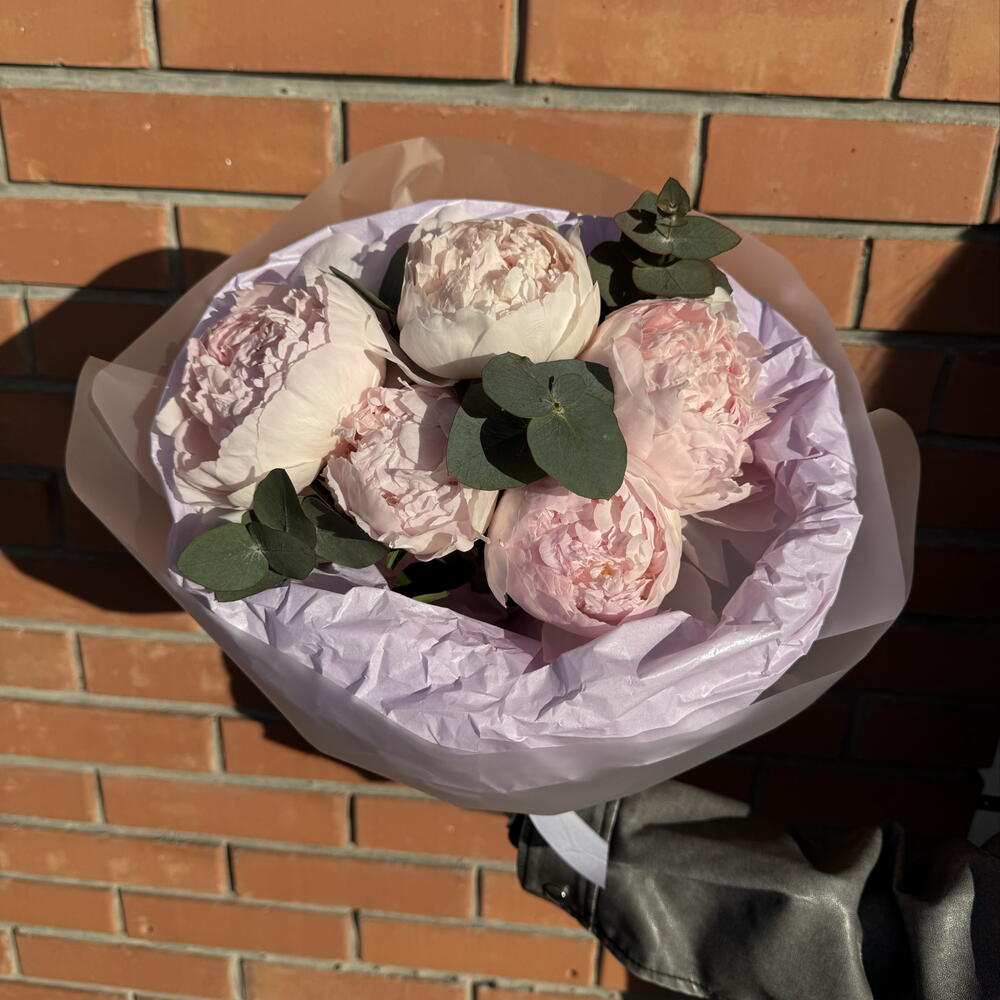Букет из пяти пионов с эвкалиптом