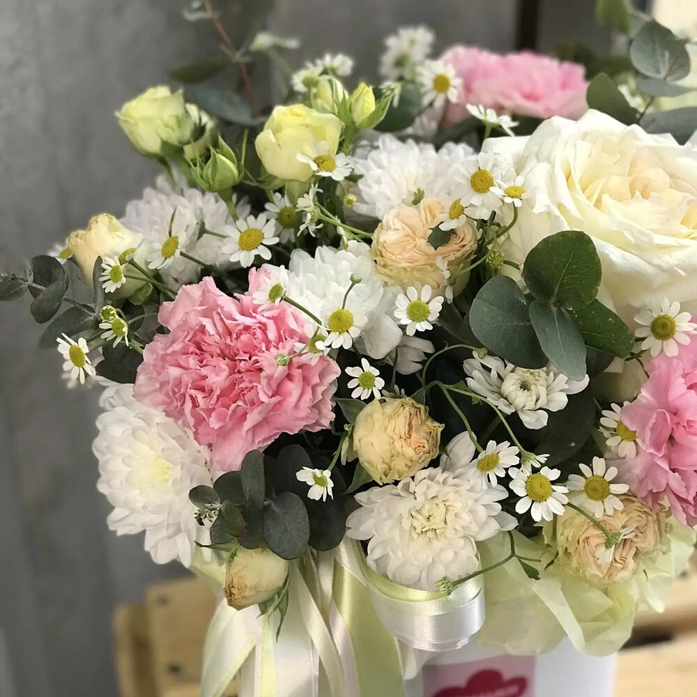Нежная коробка🌸 с хризантемой, розой, ромашкой и эвкалиптом в желто-розовой гамме