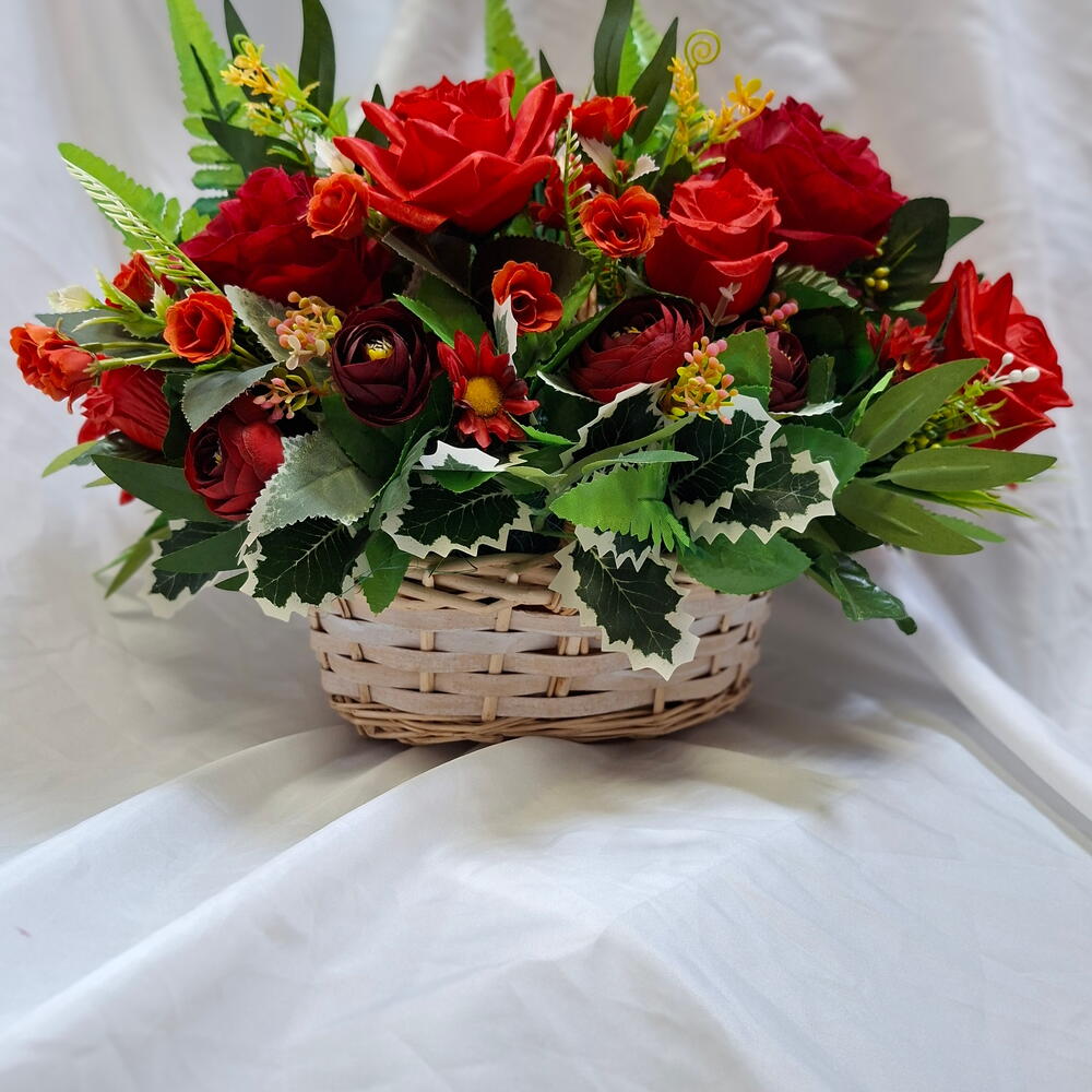 Корзина с искусственными красными розами