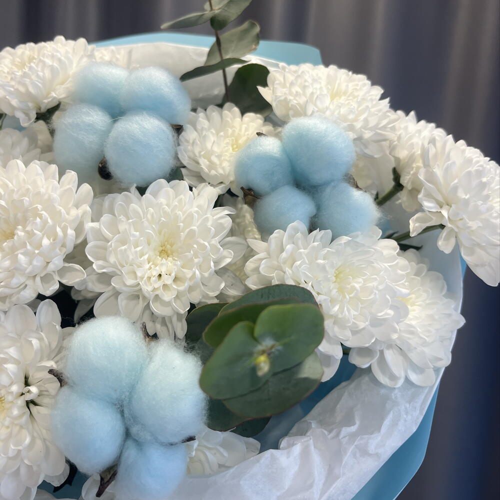 3 хризантемы с эвкалиптом и голубым хлопком💙