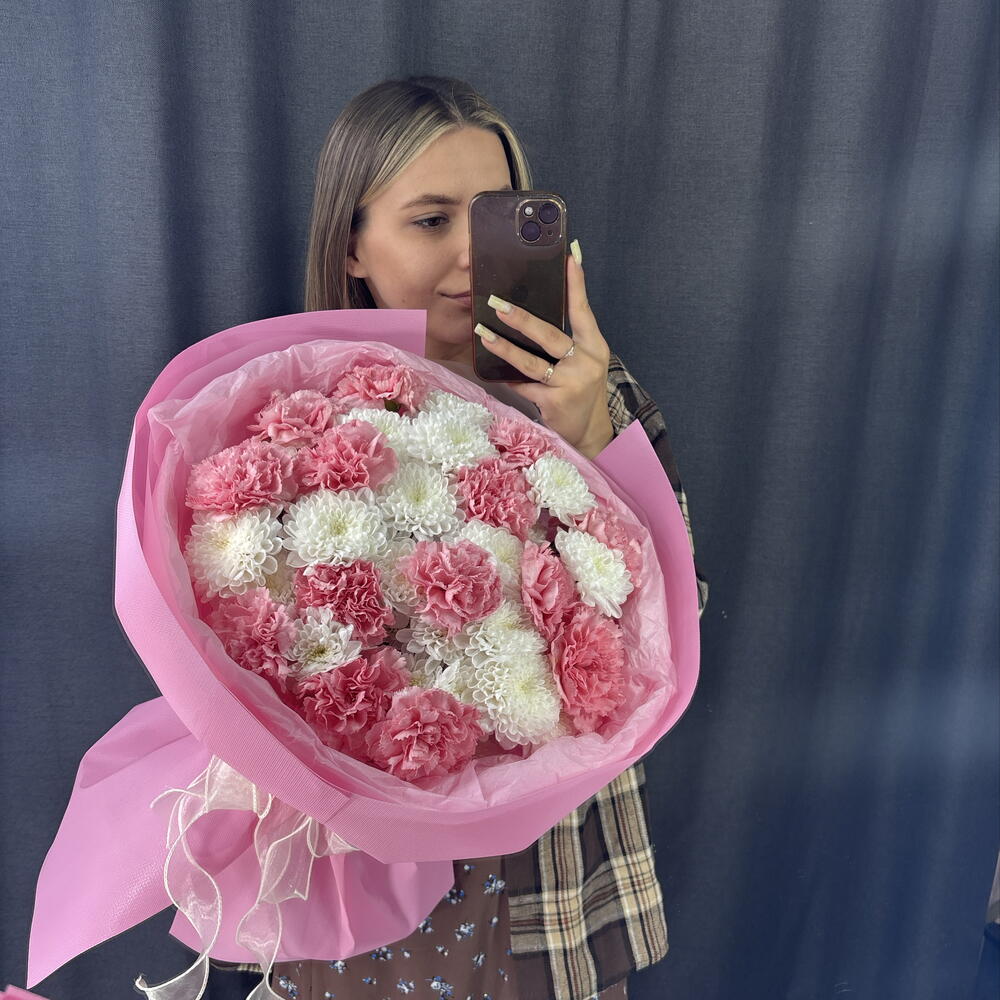 Букет нежный зефир с диантусами и кустовой хризантемой🌸