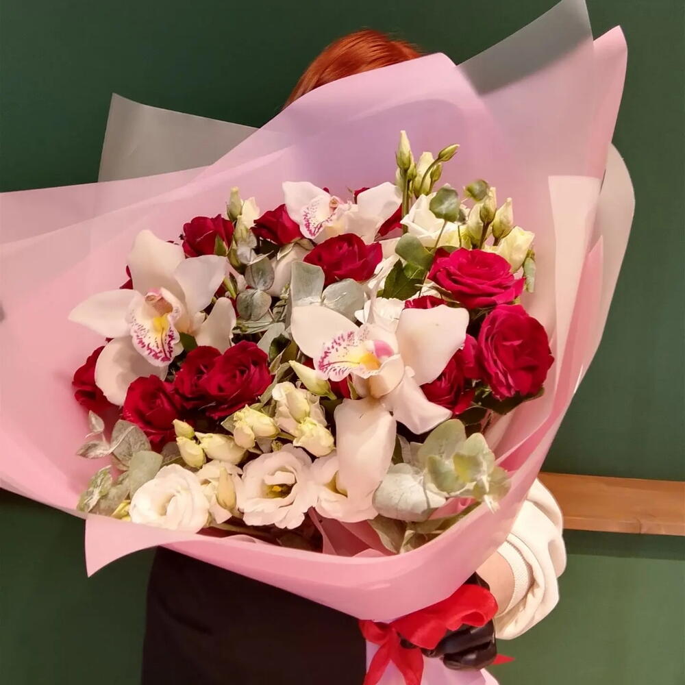 Букет из прекрасных орхидей, кустовой розы, эустомы и эвкплипта