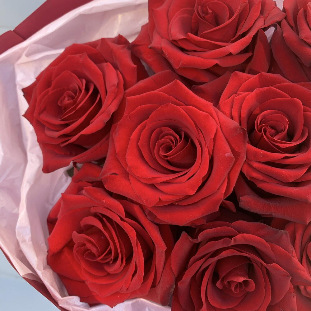 Red rose: Букет из красных роз в дизайнерском оформлении