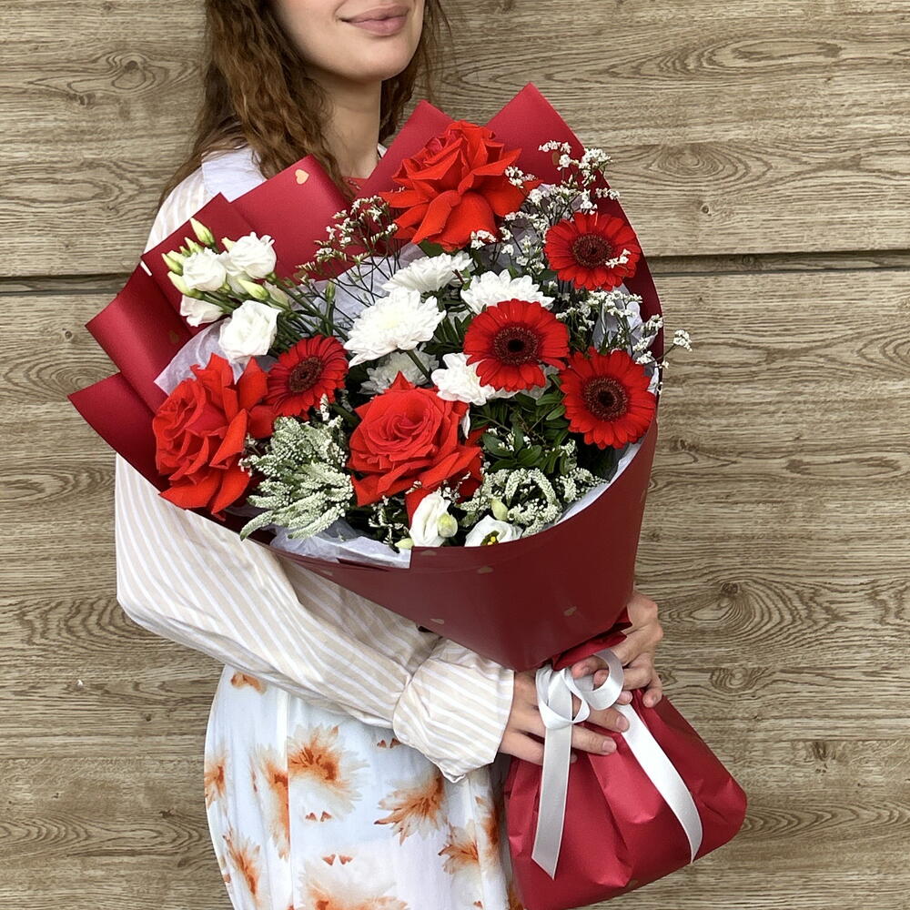 Яркий букет с французским розами Нина и красными герберами