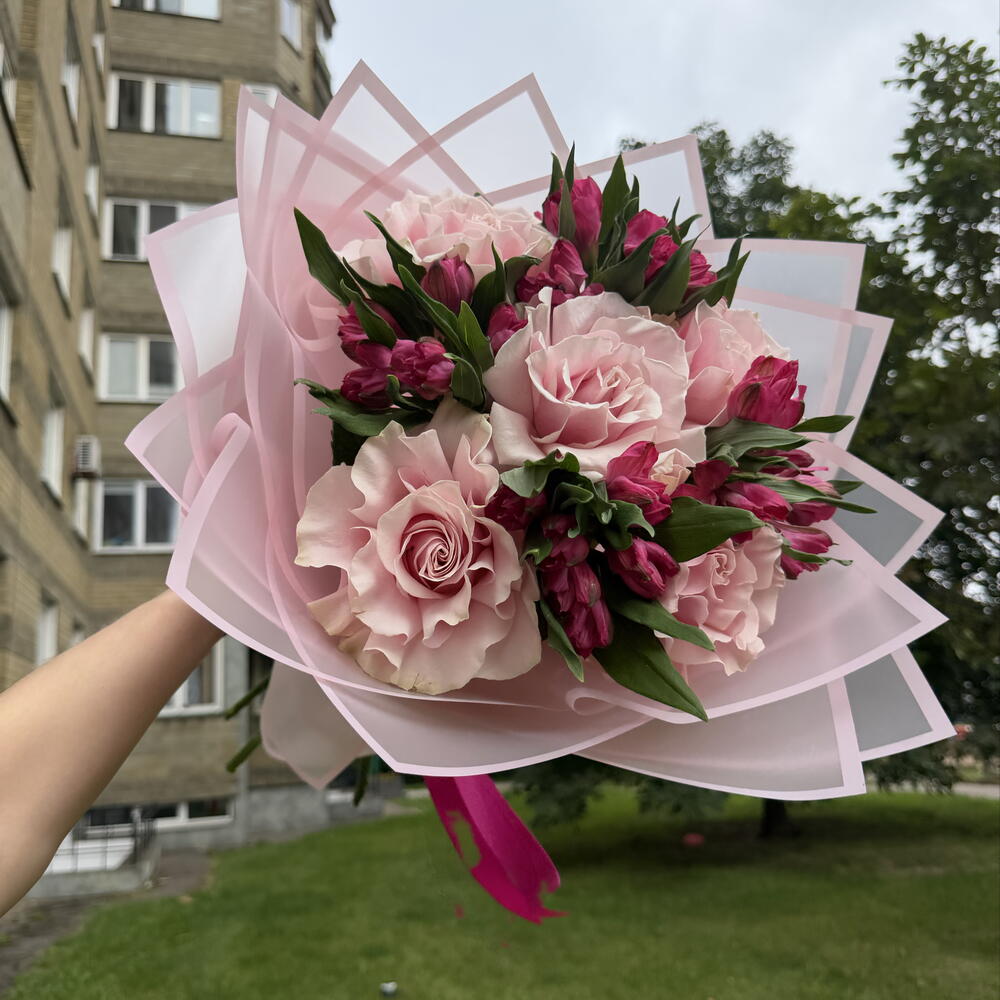 Букет нежный с французскими розами и альстромерией
