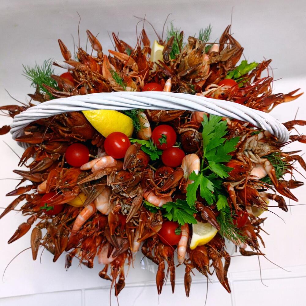 Корзина с раками и креветками