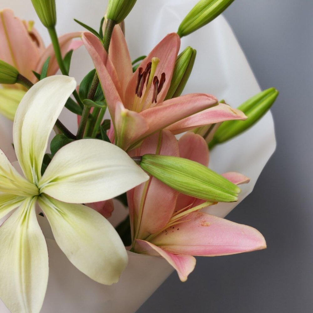 букет с лилиями