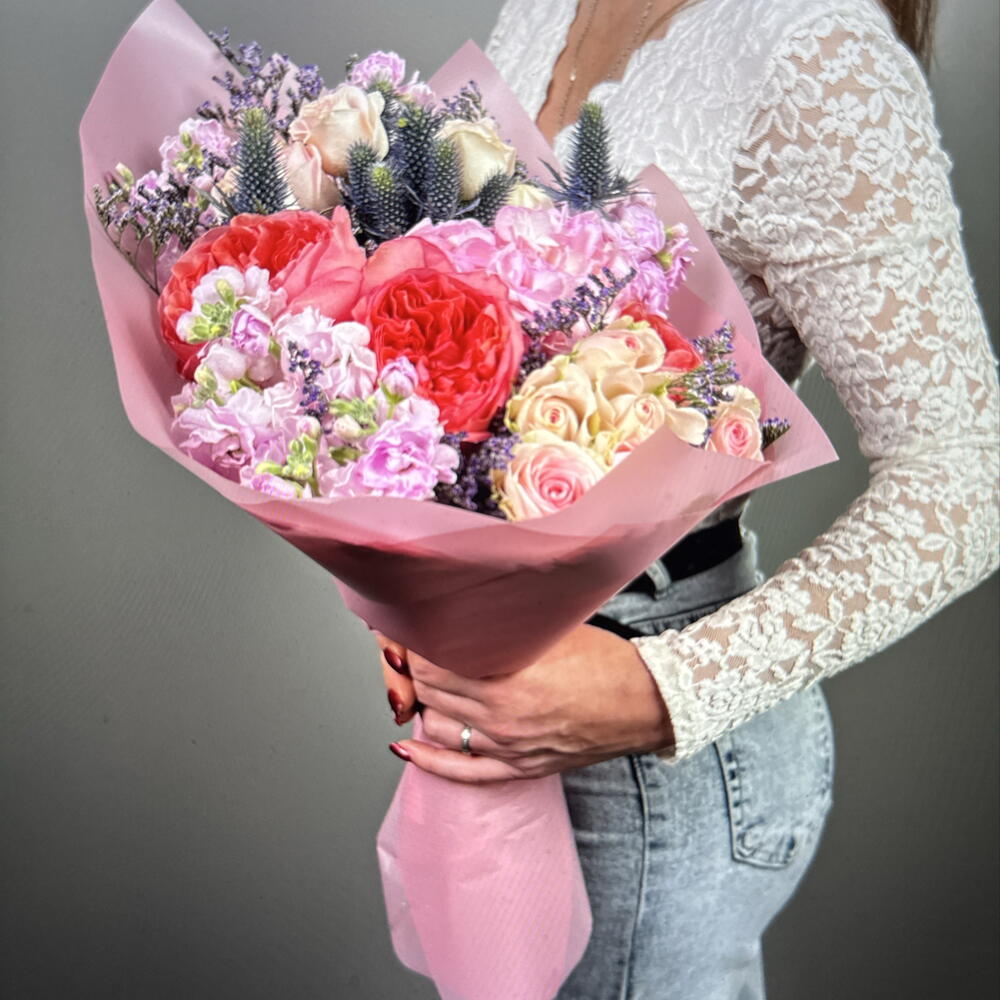 Оригинальный букет из яркой розы, гортензии и кустовой маттиолы (39-0066)