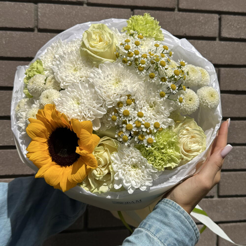 Букет с подсолнухом и ромашками