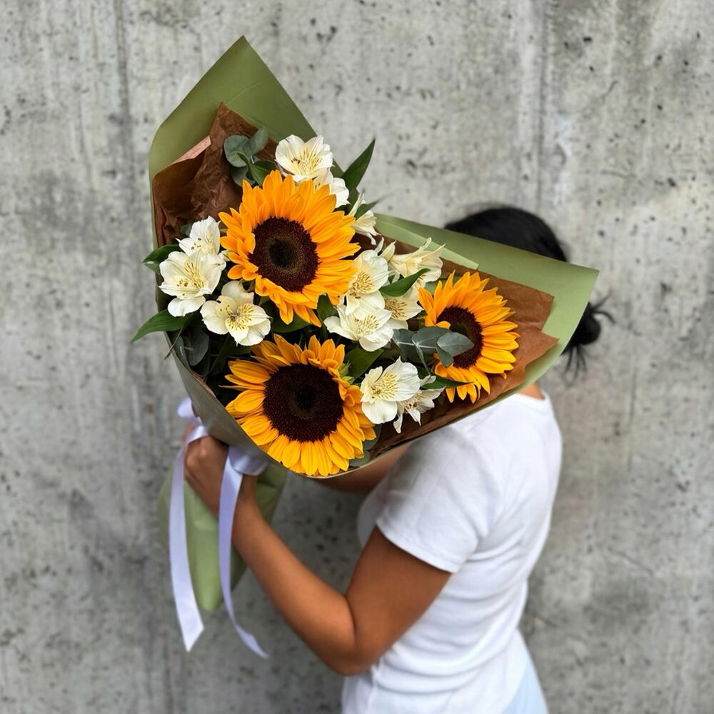 Букет радости🌻 "солнечная улыбка" в составе подсолнухи, эустома и эвкалипт CINEREA 🌿