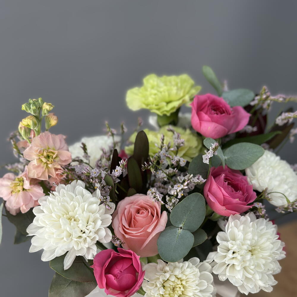 «Весеннее вдохновение🌸»композиция выполнена из кустовой розы, кустовой хризантемы,маттиола и эвкалипт