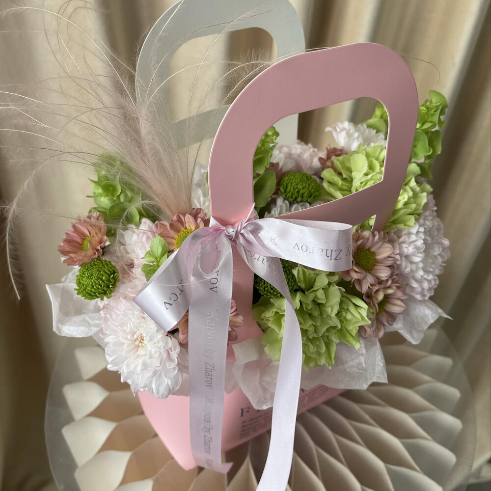 Хризантемы, диантусы и молюцелла в розовой сумочке 🌸