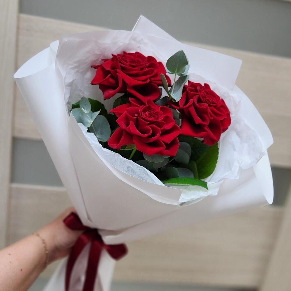 Букет - комплемент из ажурных красных роз с эвкалиптом