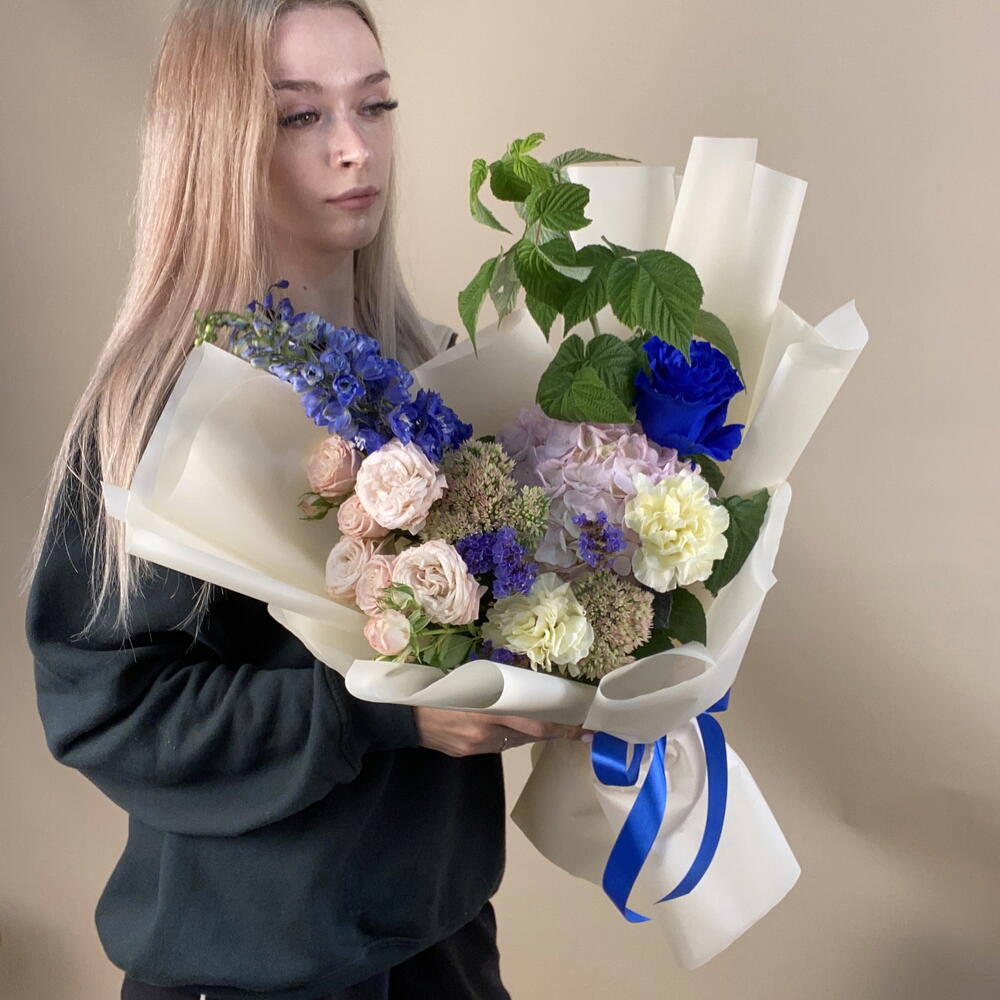 Сборный необычный яркий букет с дельфиниумом, гортензией, синей розой, кустовой пион розой