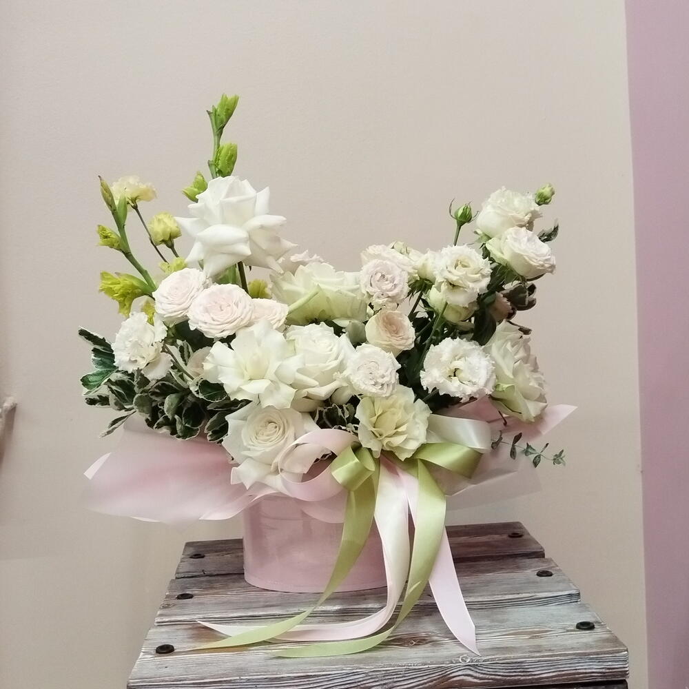 Цветы в овальной коробке