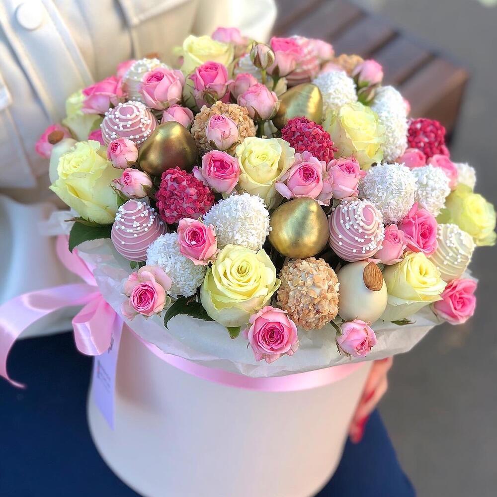 Розы с клубникой в шоколаде в коробке