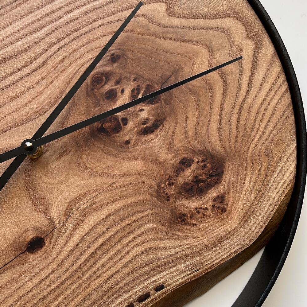 Часы интерьерные диаметр 40 см в металлическом ободе с деревом карагач ...