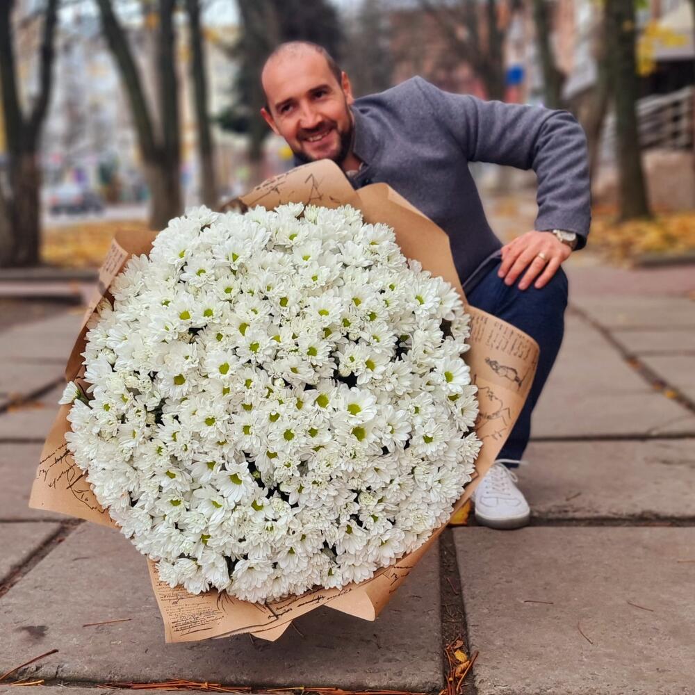 Большой букет ромашек ( 35 хризантем Бакарди), Цветы Курск, Курская  область, Россия, купить по цене 12065 руб, Монобукеты в Версаль с доставкой  | Flowwow