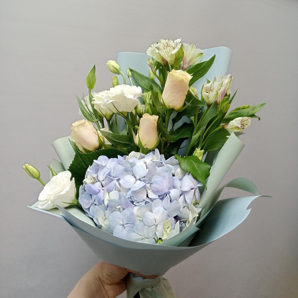 Hortensias y rosas