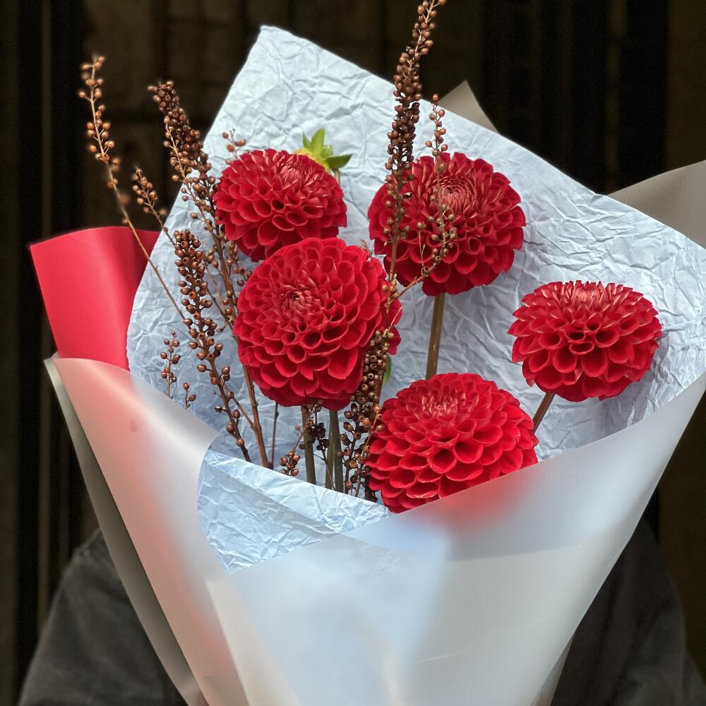 Букет с красными георгинами, Цветы и подарки в Санкт-Петербурге, купить ...