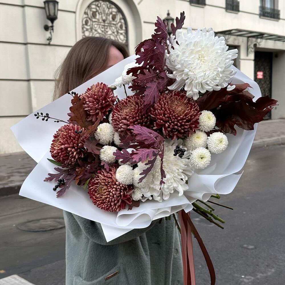 Сборный букет с одноголовой хризантемой