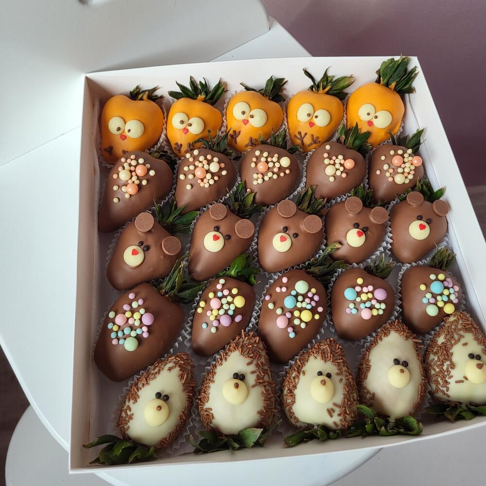 Set of "3 characters" with chocolate-covered strawberries