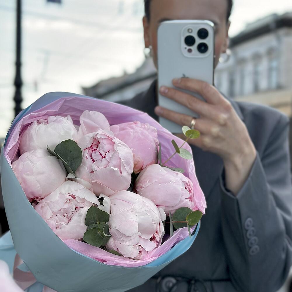 Букет из 7 пионов Сара Бернар с эвкалиптом | Розовые пионы с доставкой СПб