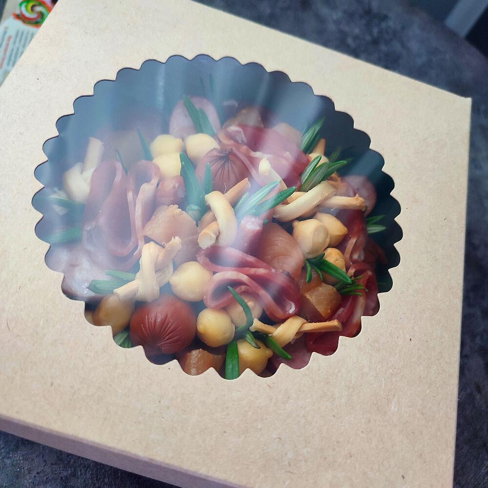 Бенто-тортик из сырных и мясных изделий