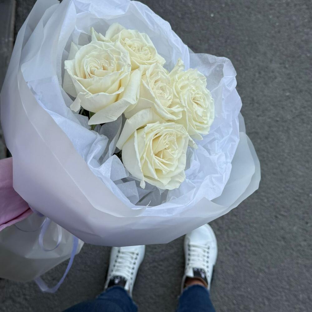 Белые розы 5 шт / букет комплимент из роз / цветы для мамы