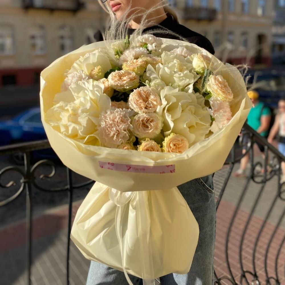 Букет Дыхание(французская роза, кустовая роза, диантусы, стифа)