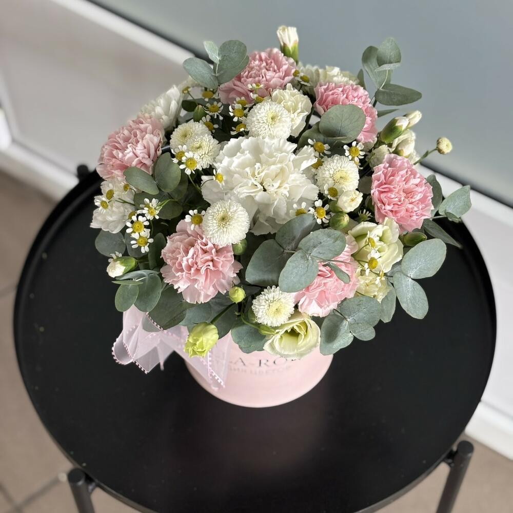 Шляпная коробка из диантусов
