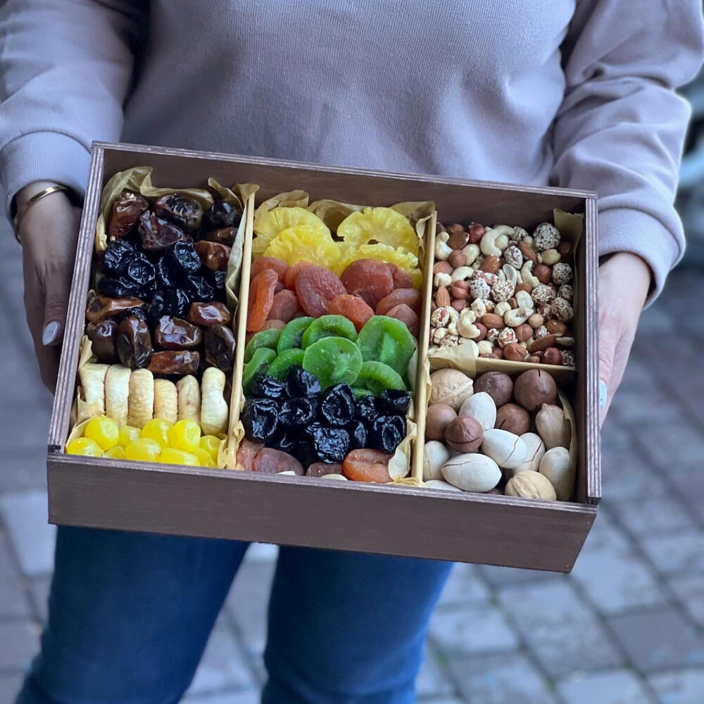 Подарочный набор с орехами и сухофруктами «Польза»