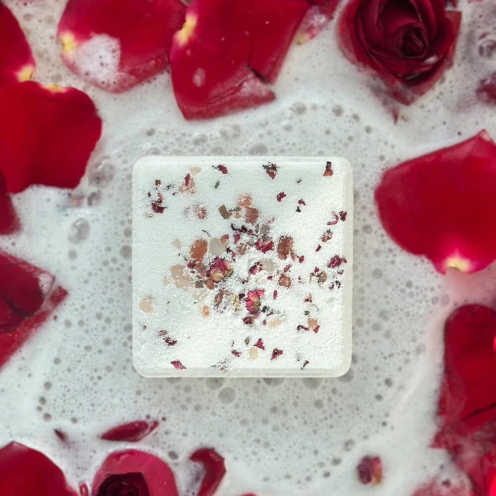 Подарочный набор Rose May Meadow. Cпа-кубы для ванны (2х150 г) и ароматическая свеча 150 мл