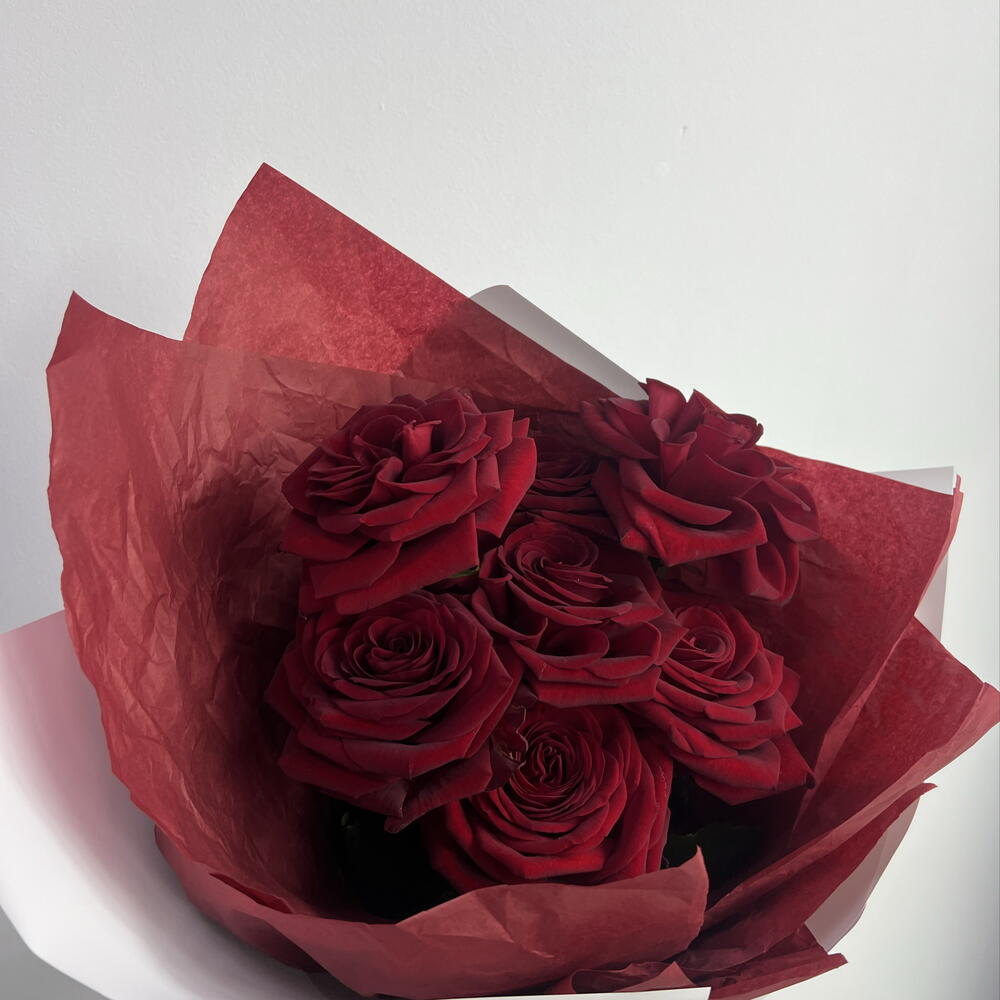 Красные розы 🌹️🌿